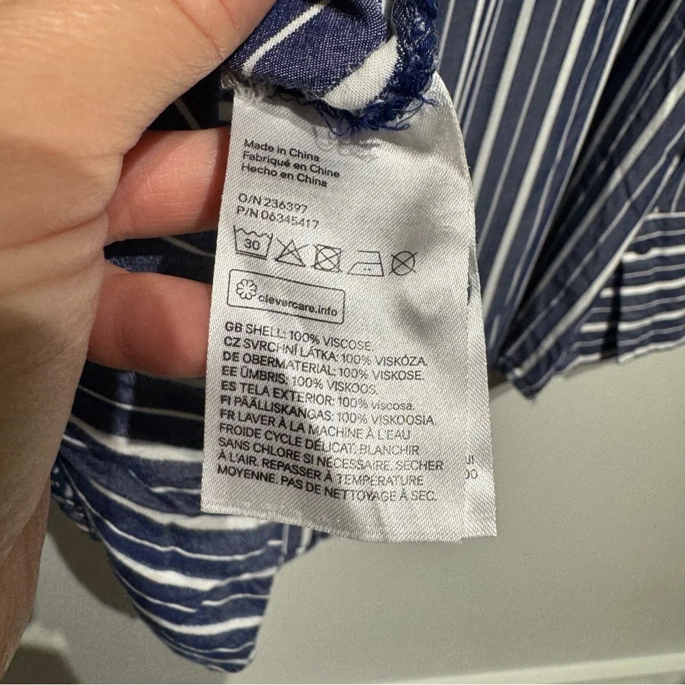 H&M Blue and White Striped Blouse. Size Medium - Picture 8 of 9